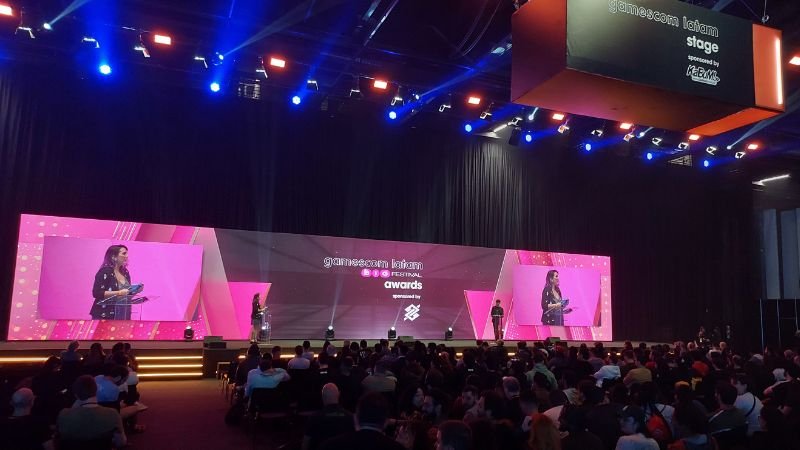 Premiação do BIG Festival no palco da gamescom latam 2025 com público acompanhando