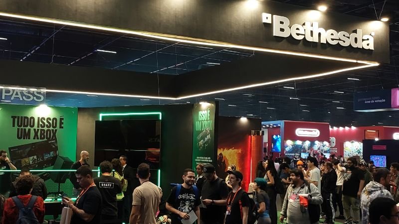 Estande da Bethesda com visitantes explorando lançamentos na gamescom latam 2025