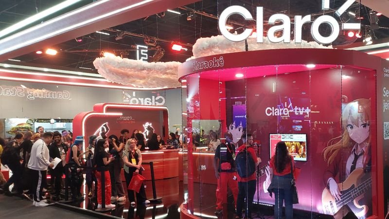 Visitantes participam do karaokê temático no estande da Claro durante a gamescom latam 2025