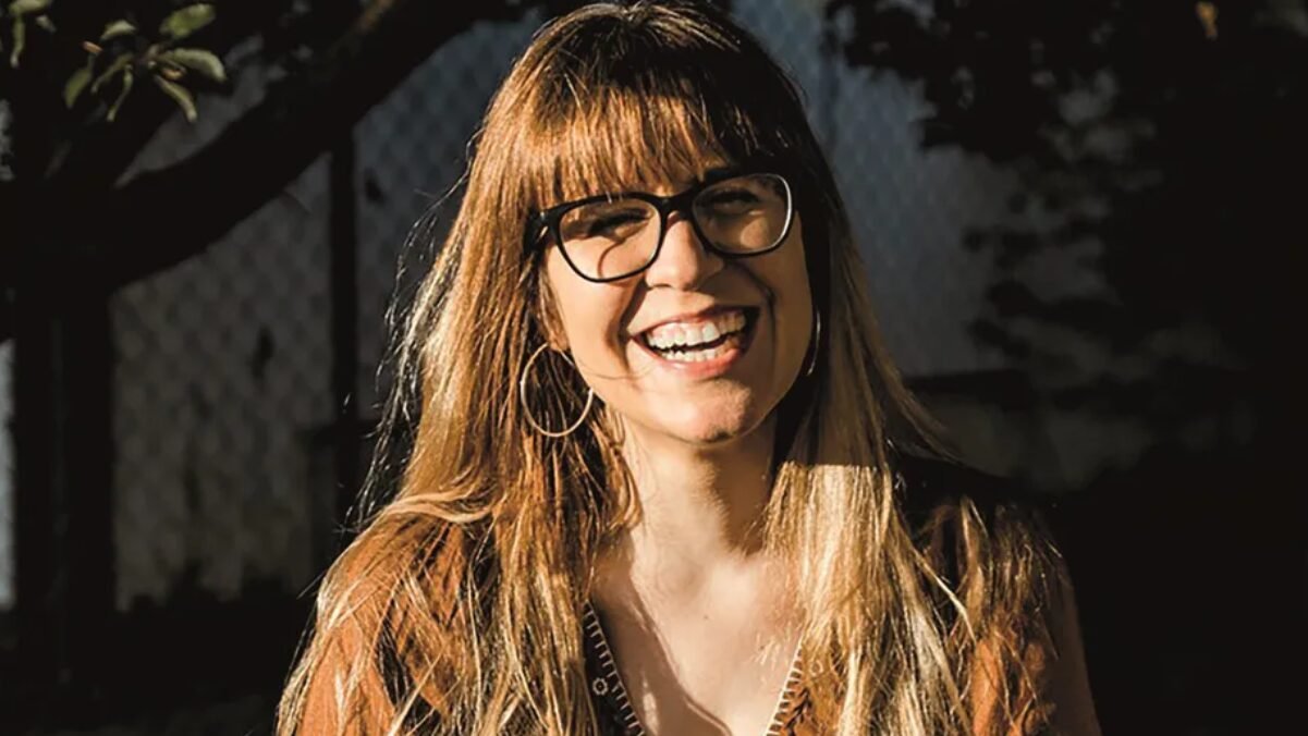 Foto da autora de romances, Ali Hazelwood