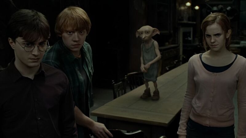 Aniversário do Dobby - Harry, Rony e Hermione ao lado do elfo