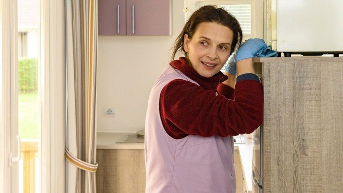 ‘Entre Dois Mundos’ (Le Quai De Ouistreham) de Emmanuel Carrère, com Juliette Binoche