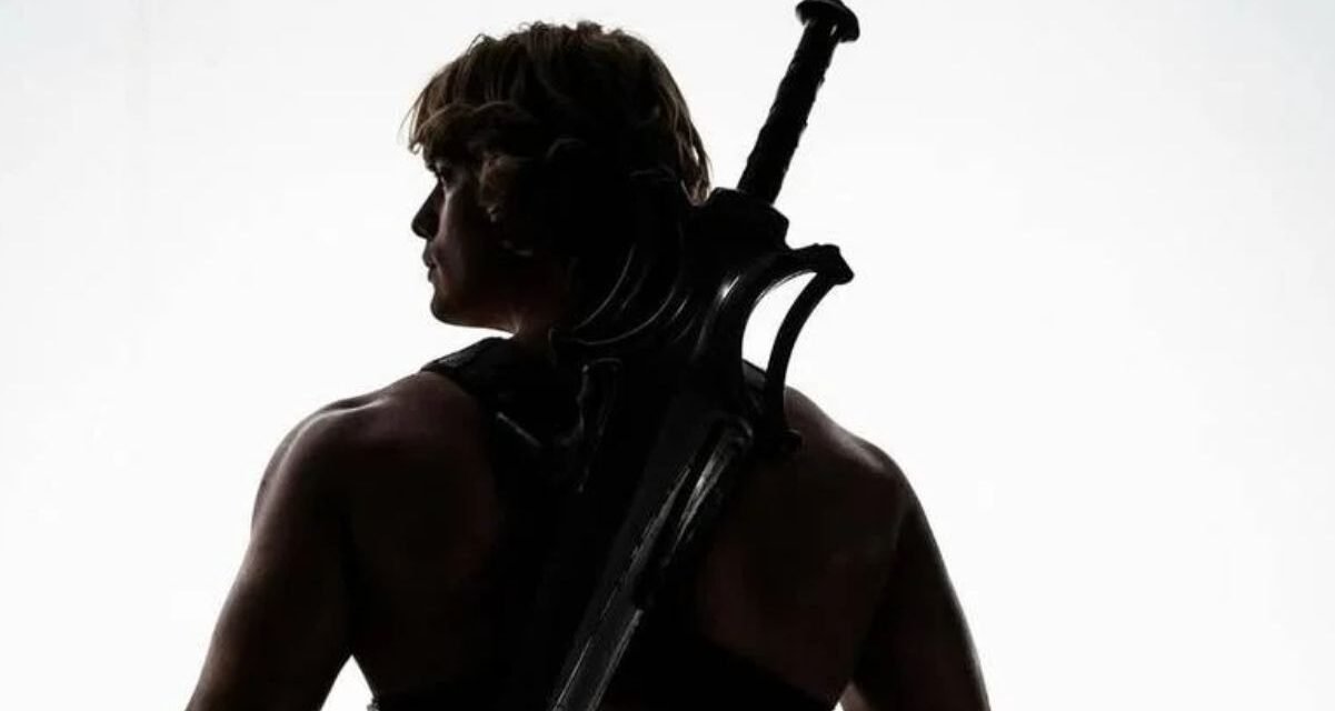 Nicholas Galitzine aparece como He-Man e anuncia fim das filmagens