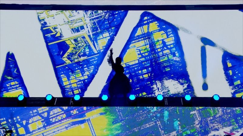 Show de Ado estreia nos cinemas do Brasil com experiência audiovisual única