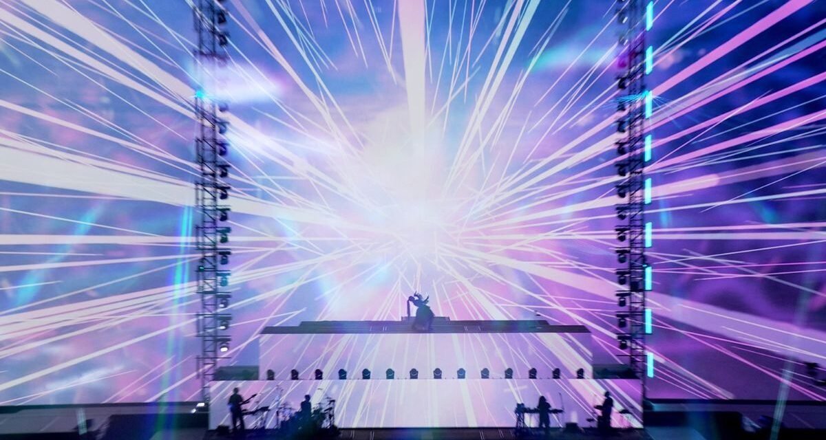 Show de Ado estreia nos cinemas do Brasil com experiência audiovisual única