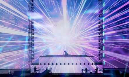 Show de Ado estreia nos cinemas do Brasil com experiência audiovisual única