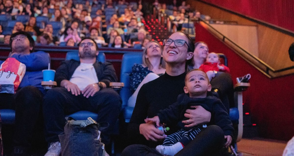 Cinema com colo, afeto e fraldas | Conheça o CineMaterna