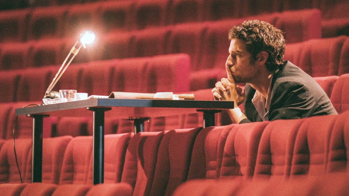 Louis Garrel como o diretor de teatro Patrice Chéreau em "Jovens Amantes"