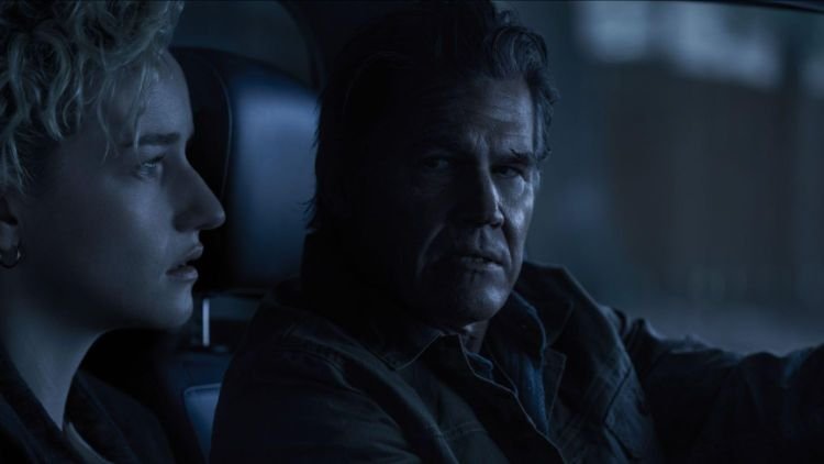 A Hora do Mal (2025)- Atores Josh Brolin e Julia Garner em cena do filme-Credito-IMDB