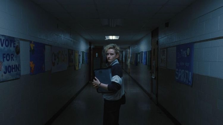 A Hora do Mal (2025)- Atriz Julia Garner em cena do filme-Credito-IMDB