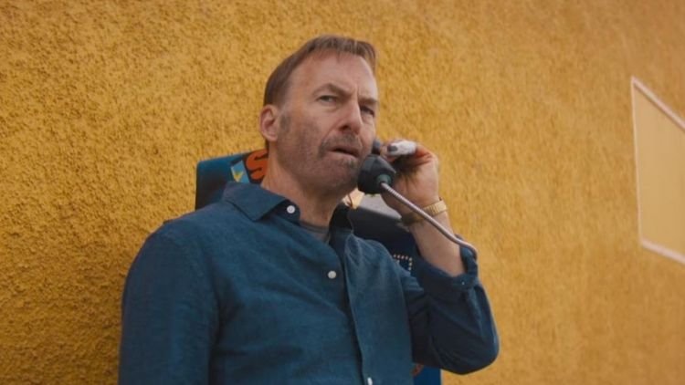 Anônimo 2 (2025)-Bob Odenkirk em cena da ligação no filme-Credito-IMDB