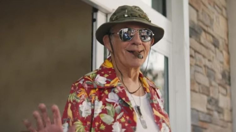 Anônimo 2 (2025)-Christopher Lloyd em cena do filme-Credito-IMDB