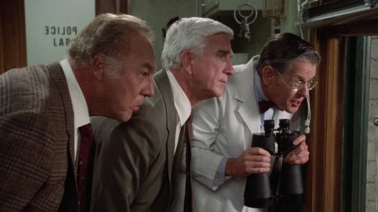 Corra que a Polícia Vem Aí! (1988)-Leslie Nielsen, George Kennedy e Ed Williams em cena do filme-Créditos-IMDB