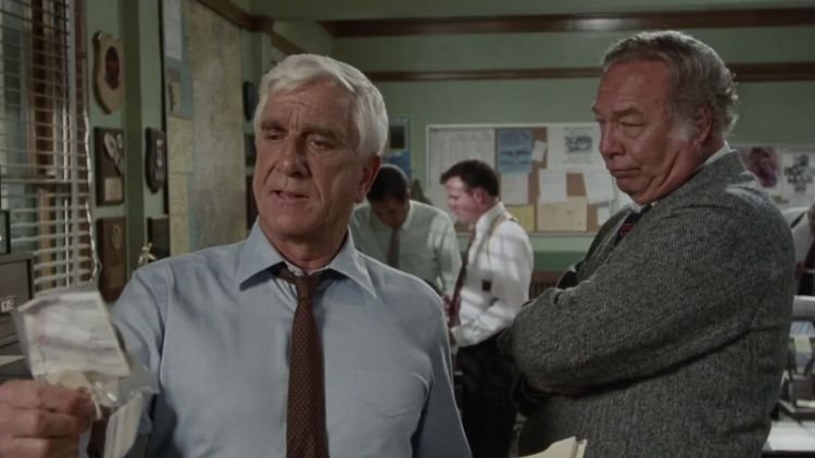 Corra que a Polícia Vem Aí! (1988)-Leslie Nielsen e George Kennedy em cena do filme-Créditos-IMDB