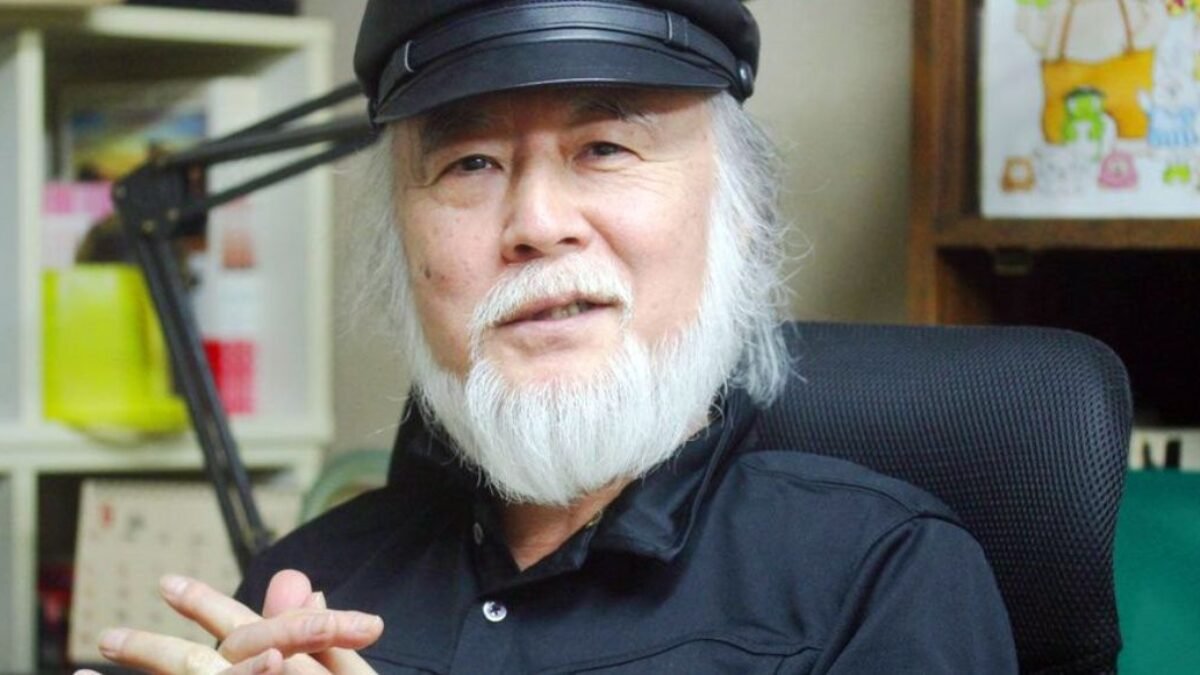 Foto do autor. Ele está em seu ambiente de trabalho. Hideshi Hino tem barba branca