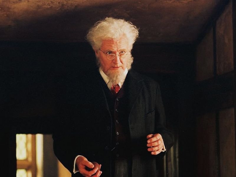 Digory Kirke, interpretado por Jim Broadbent, na adaptação de O Leão, a Feiticeira e o Guarda-Roupa