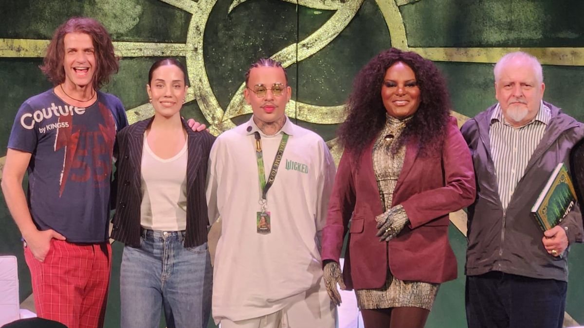Elenco e produtor durante a coletiva