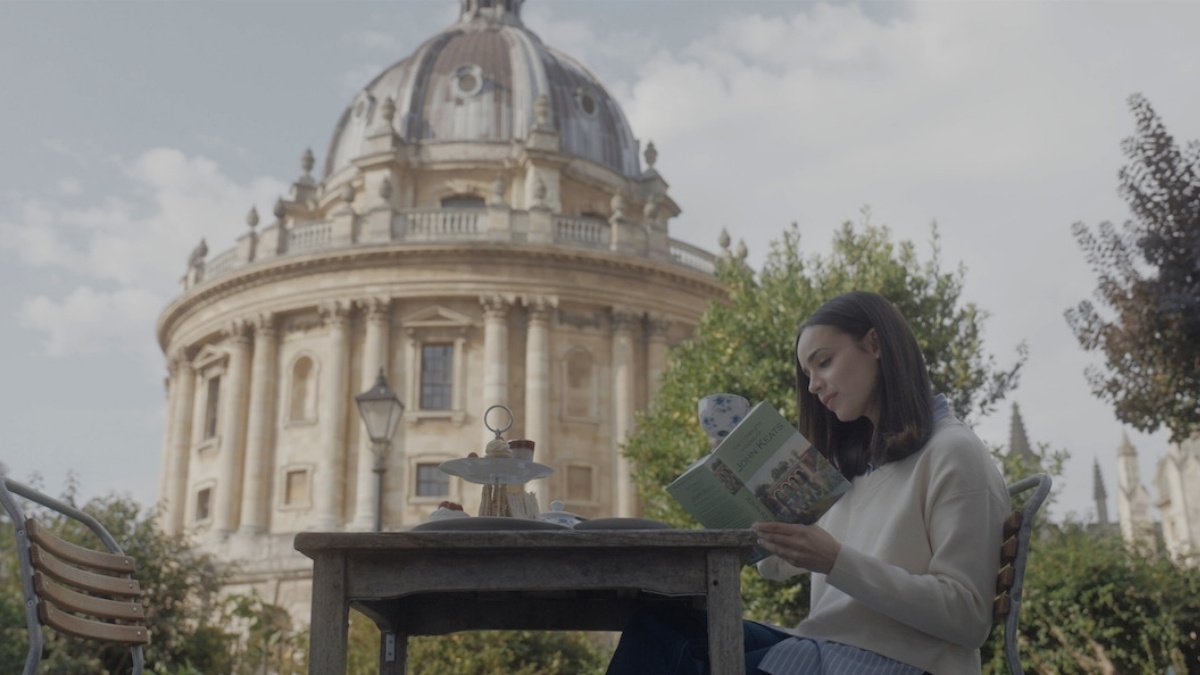 Sofia Carson como Anna em Meu Ano em Oxford
