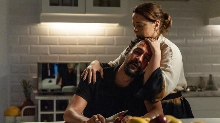 Os Enforcados (2024)-Leandra Leal e Irandhir Santos em cena do filme-Creditos-IMDB