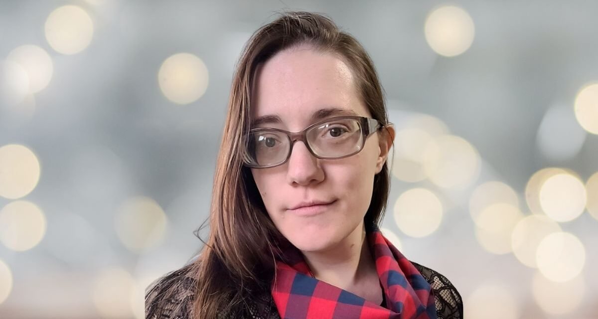 Angell Carapunarla aborda a força da poesia no mundo atual