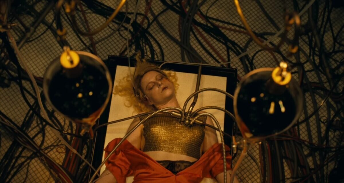 A Noiva! | Maggie Gyllenhaal dá nova vida para a Noiva de Frankenstein