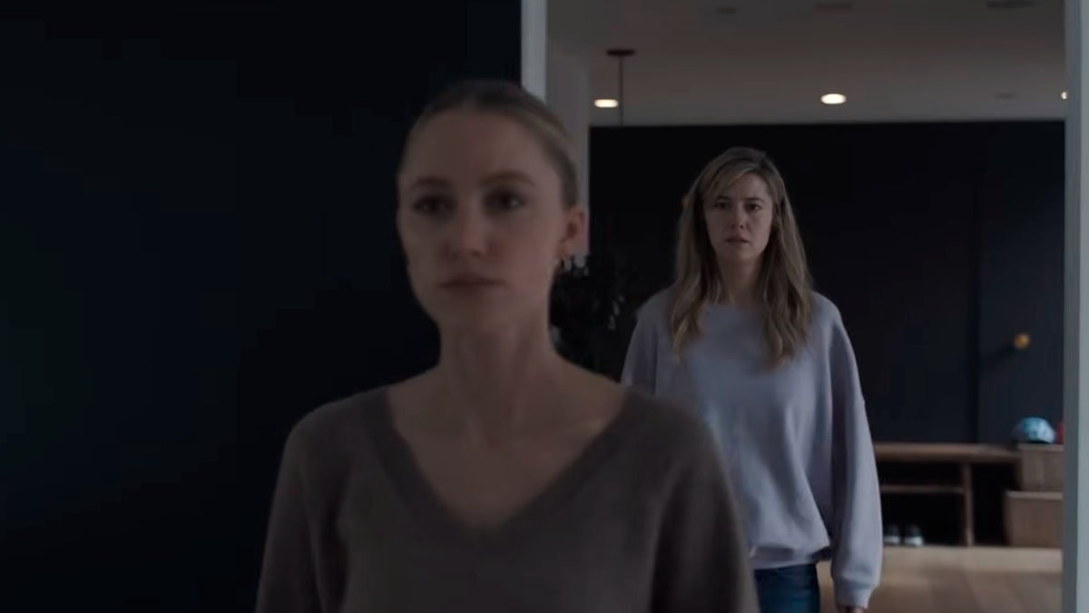 Mary Elizabeth Winstead e Maika Monroe em cena do trailer de "A Mão que Balança o Berço"
