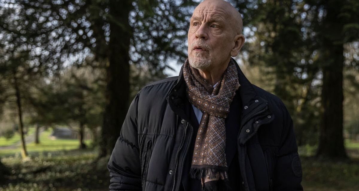Crítica | “Sr. Blake Ao Seu Dispor”: uma comédia que não encontra equilíbrio