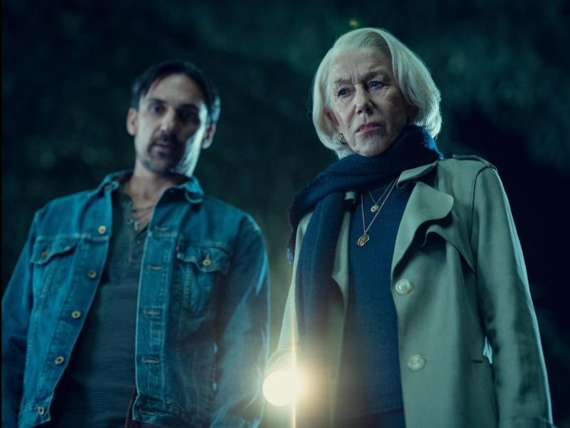 Helen Mirren e Henry Lloyd-Hughes em cena de "O Clube de crimes das Quintas-Ferias" 