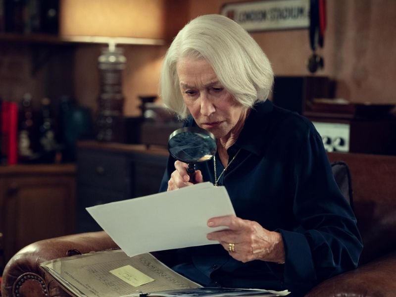 Helen Mirren em cena no filme "O Clube de crimes das Quintas-feiras"
