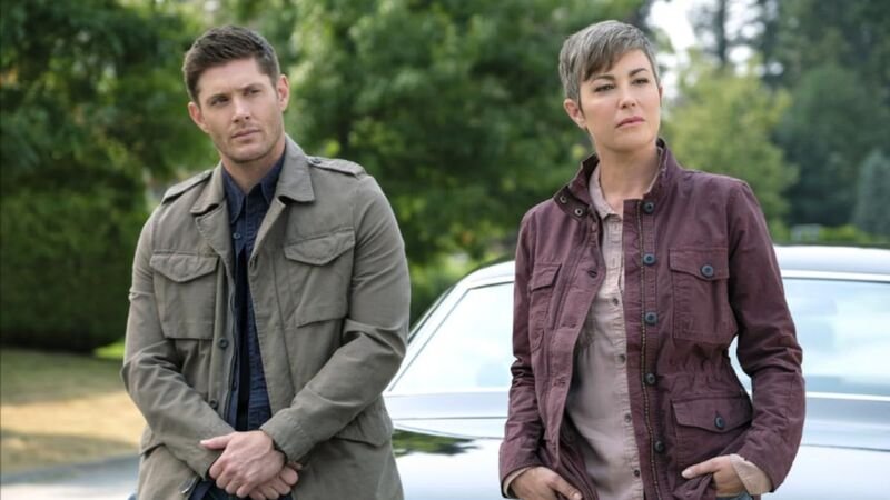 Jensen Ackles e Kim Rhodes na série