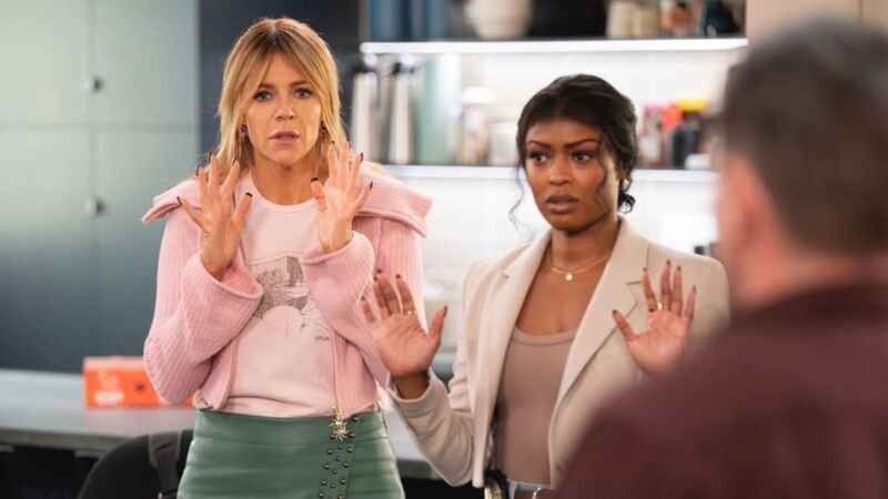 Kaitlin Olson e Javicia Leslie em Uma Mente Excepcional