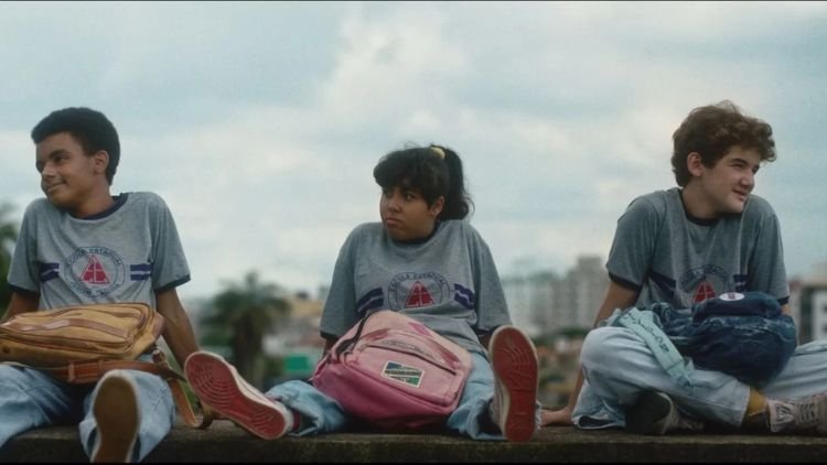 O Último Episódio (2025) -Cena do filme com os atores de uniforme do colegio - Creditos- Embaúba Filmes - Filmes de Plástico Filme - Malute