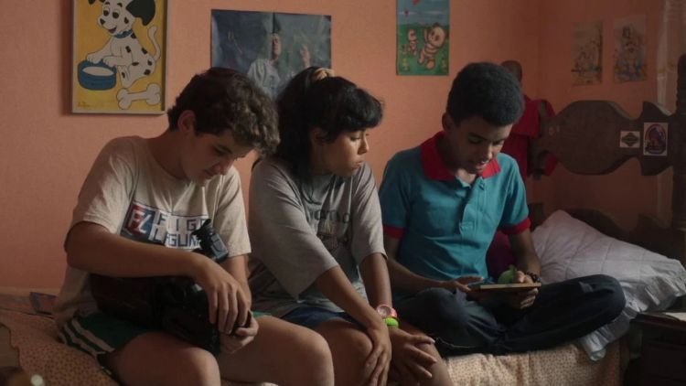 O Último Episódio (2025) -Cena do filme com os atores em conversa sobre o passado - Creditos- Embaúba Filmes - Filmes de Plástico Filme - Malute