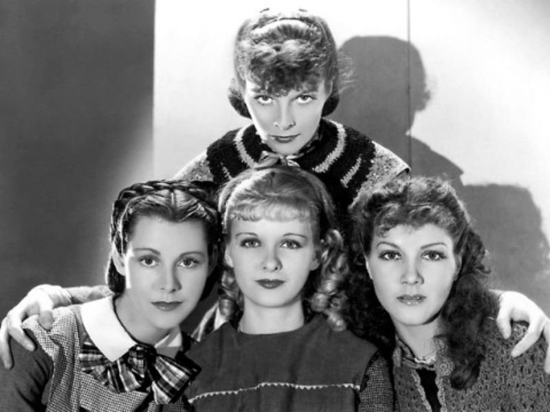 Katharine Hepburn (Jo), Joan Bennett (Amy), Jean Parker (Beth) e Frances Dee (Meg) em foto promocional de “Little Women” (1933), primeira adaptação da obra para o cinema.