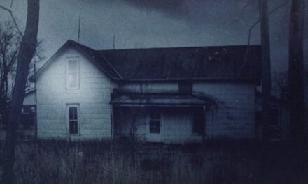 Terror em Shelby Oaks | ganha pôster oficial e promete calafrios no Halloween