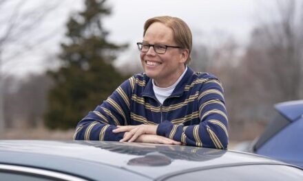 Emmy® 2025 | Jeff Hiller é o Melhor Ator Coadjuvante em Série de Comédia