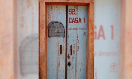 “52, casa 1”: livro de estreia mergulha nas neuroses da vida moderna