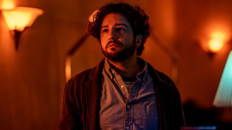 John Magaro em "Conselhos de um Serial Killer Aposentado"