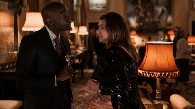 Keri Russell e David Gyasi em A Diplomata