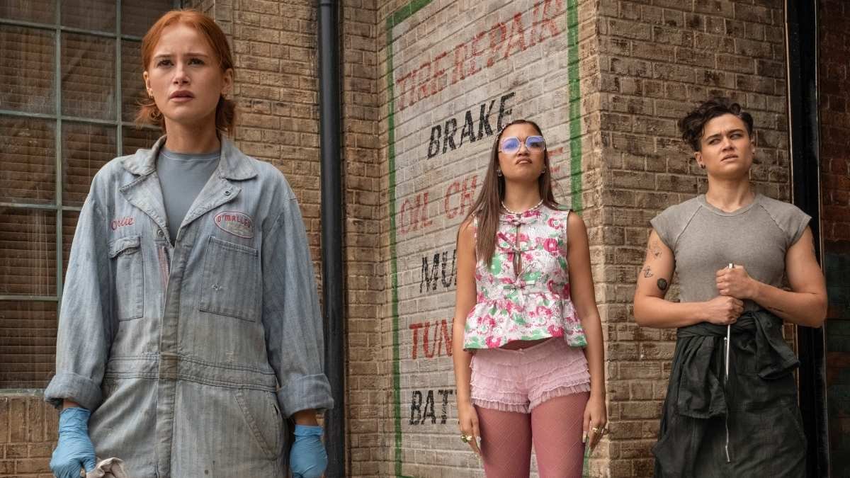 Madelaine Petsch, Madison Bailey e Katy O'Brian em "Manutenção Necessária"