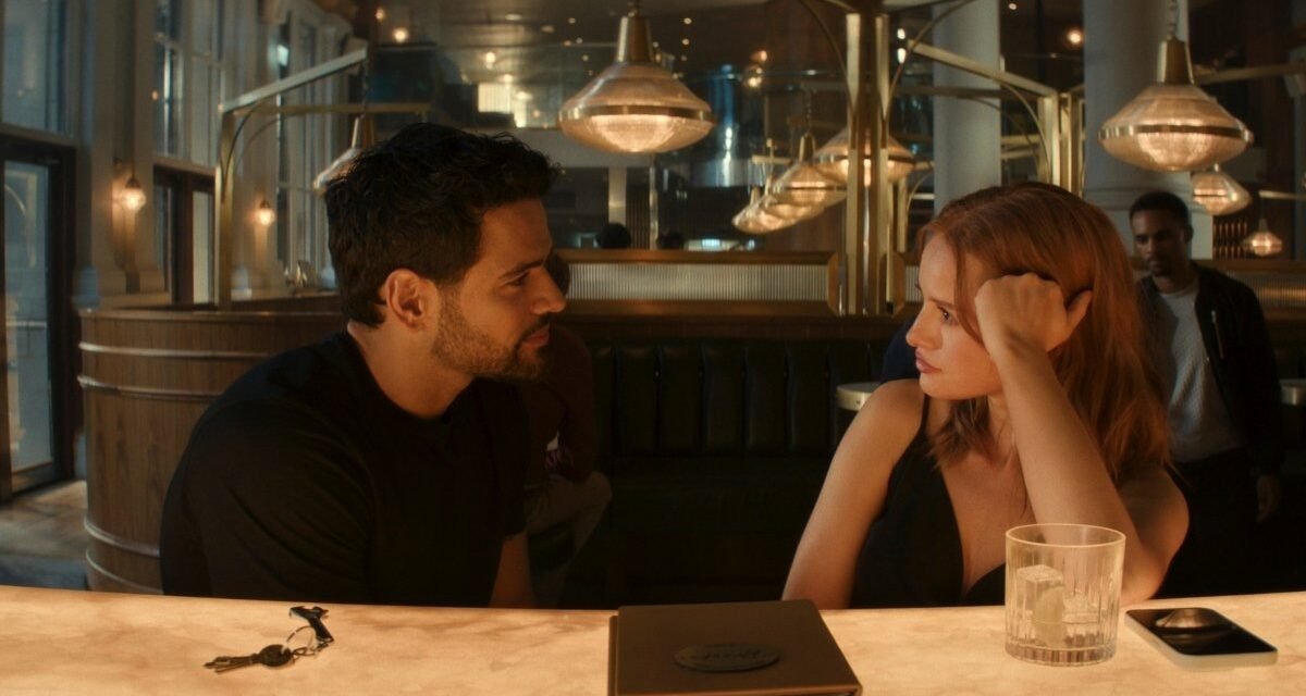 Crítica | “Manutenção Necessária” mistura universo automobilístico ao romance clichê