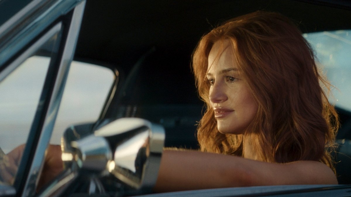 Madelaine Petsch em "Manutenção Necessária"