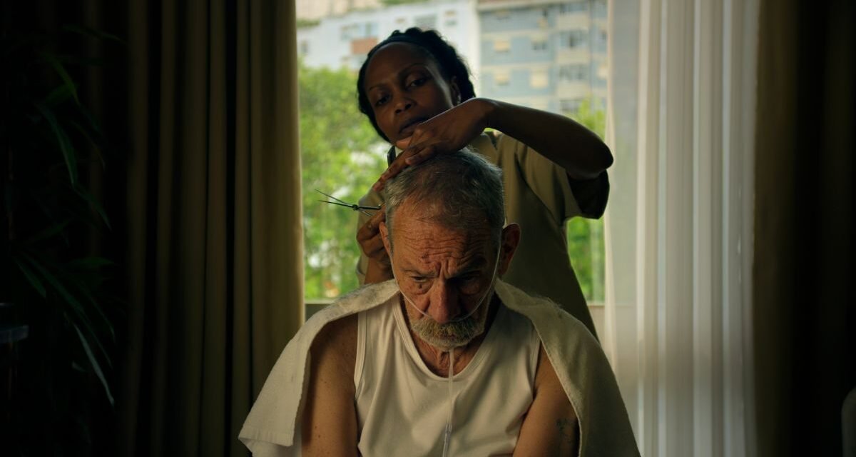 Crítica | ‘A Memória do Cheiro das Coisas’ é um diário de reflexões sobre a vida