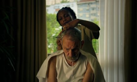 Crítica | ‘A Memória do Cheiro das Coisas’ é um diário de reflexões sobre a vida