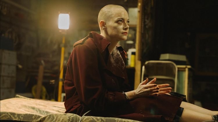 Bugonia (2025) - Emma Stone em cena do filme - credito - Atsushi Nishijima-Focus Features