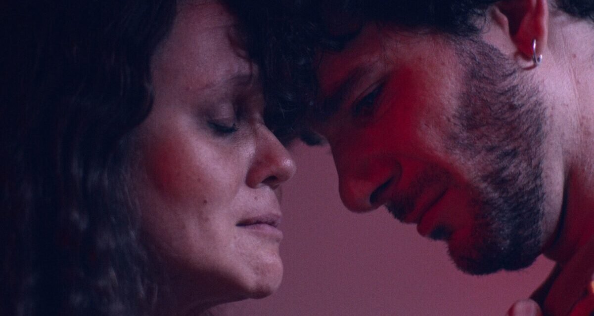 Crítica | “Ela Toma Placebo” alerta sobre a saúde mental e traumas