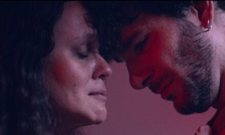 Crítica | “Ela Toma Placebo” alerta sobre a saúde mental e traumas