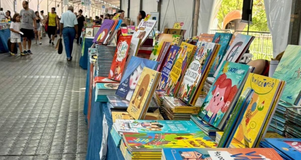 Festa do Livro da USP tem filas cheias, editoras disputadas e muito público