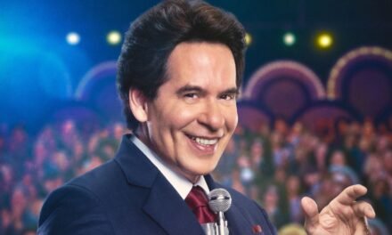“Silvio Santos Vem Aí” mostra o apresentador entre o palco e a política