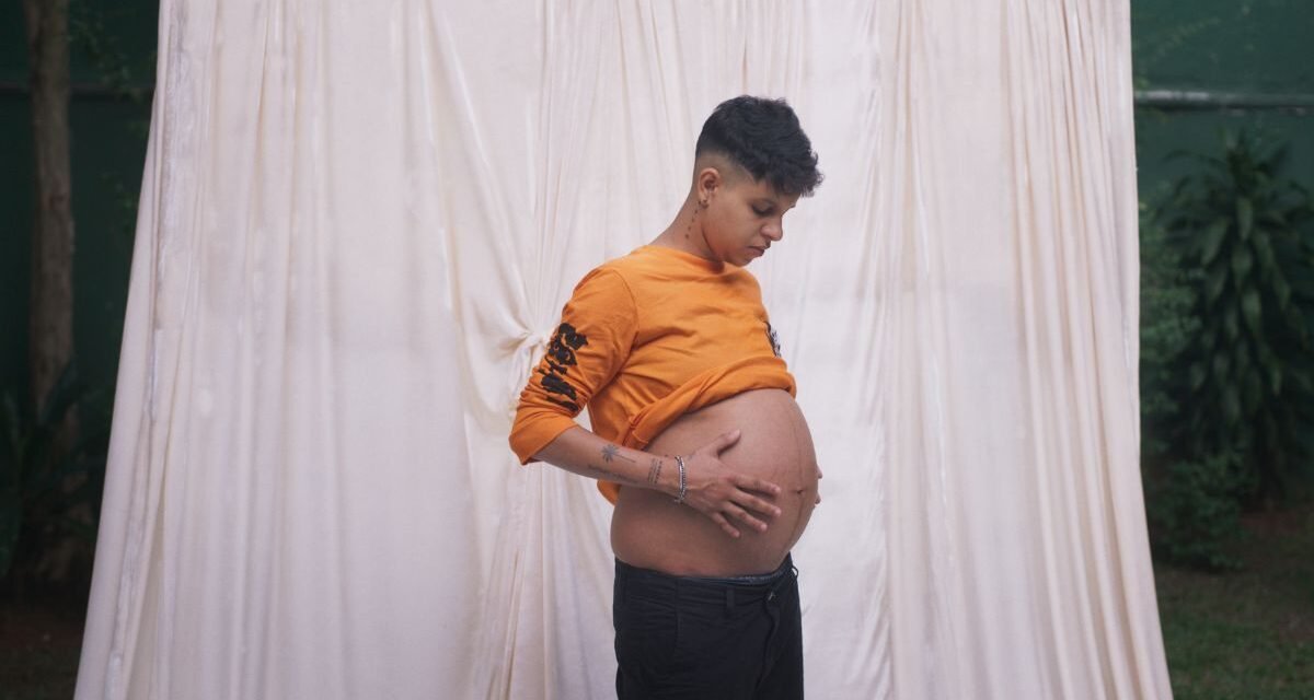 Crítica | ‘Apolo’ reflete sobre os sacrifícios de uma gravidez transgênero